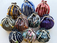 Load image into Gallery viewer, Batiki Pouch 25/08