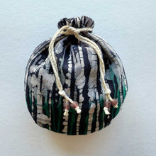 Load image into Gallery viewer, Batiki Pouch 25/13