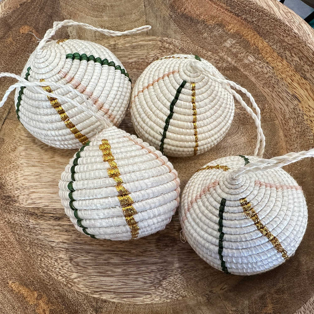 Woven White Baubles 23/02